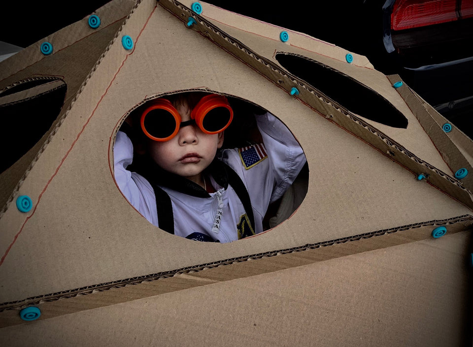 Kevin Honeycutt makes a geodesic dome using Makedo cardboard construction system