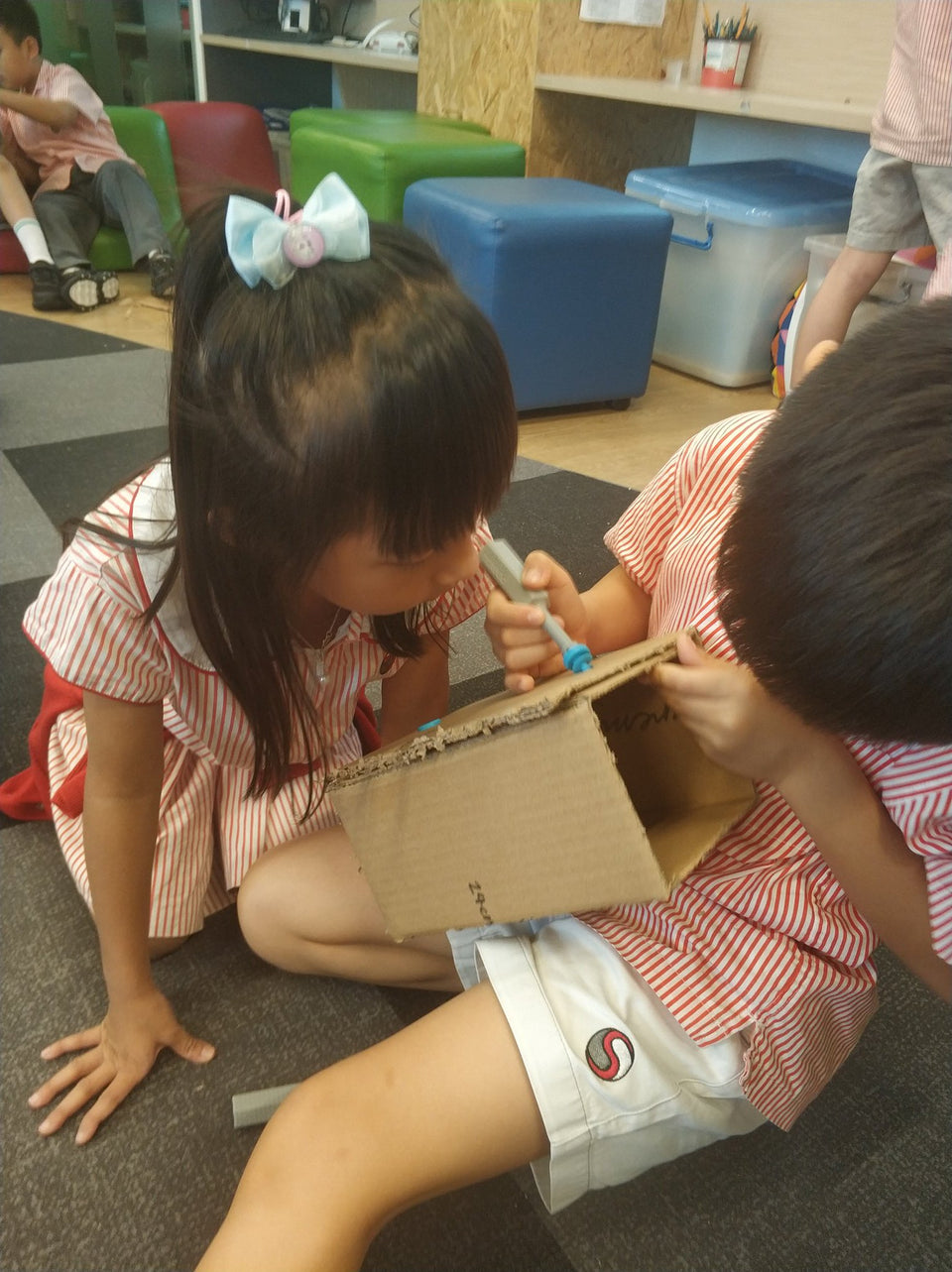 Makedo cardboard construction in the classroom shows fantastic teamwork