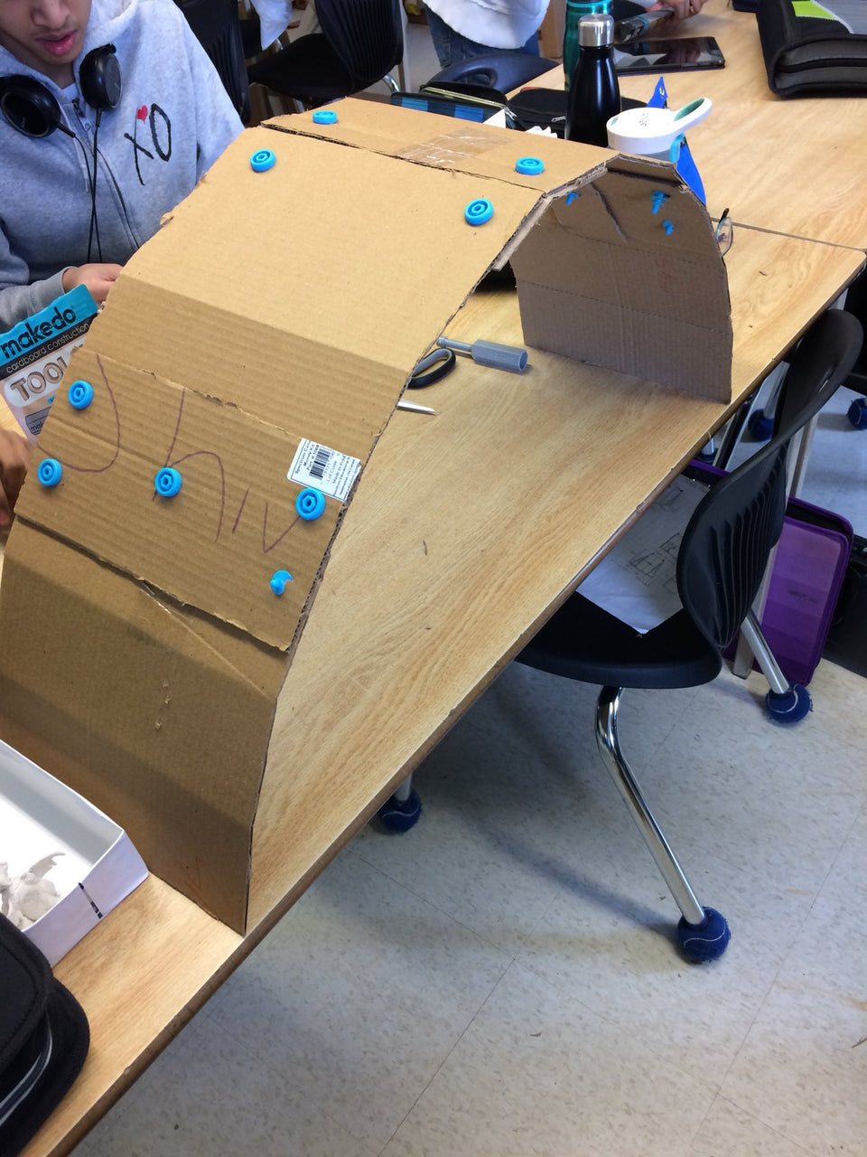 Building geometric forms with cardboard and Makedo