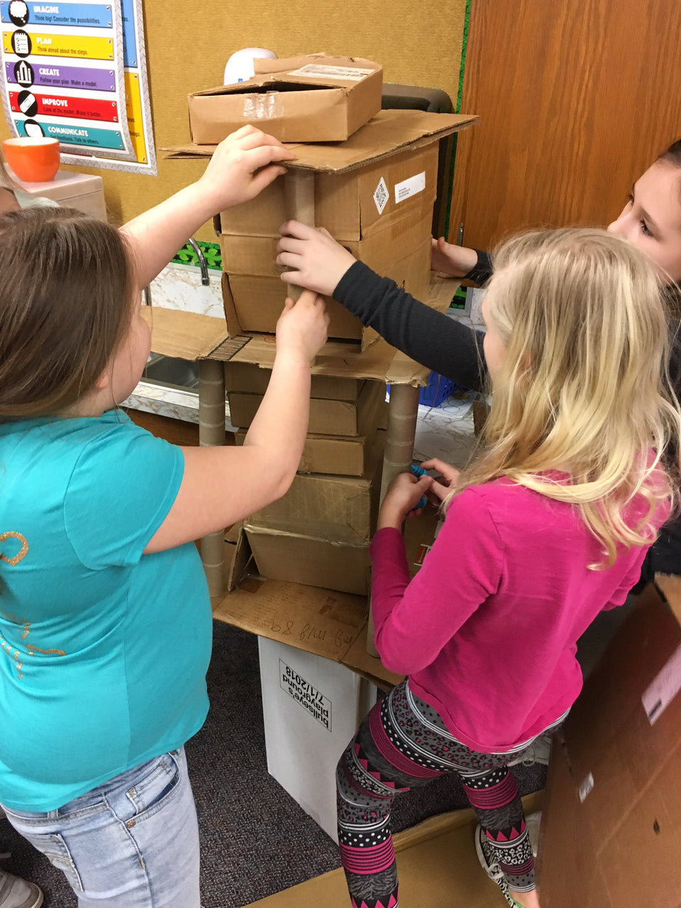 Cardboard challenge - which team can build the tallest tower with Makedo 